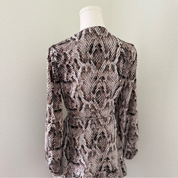 1. STATE Brown Sultry Snakeskin Print Ruffled Long Sleeve Wrap Mini Dress Size 4 - Picture 11 of 13